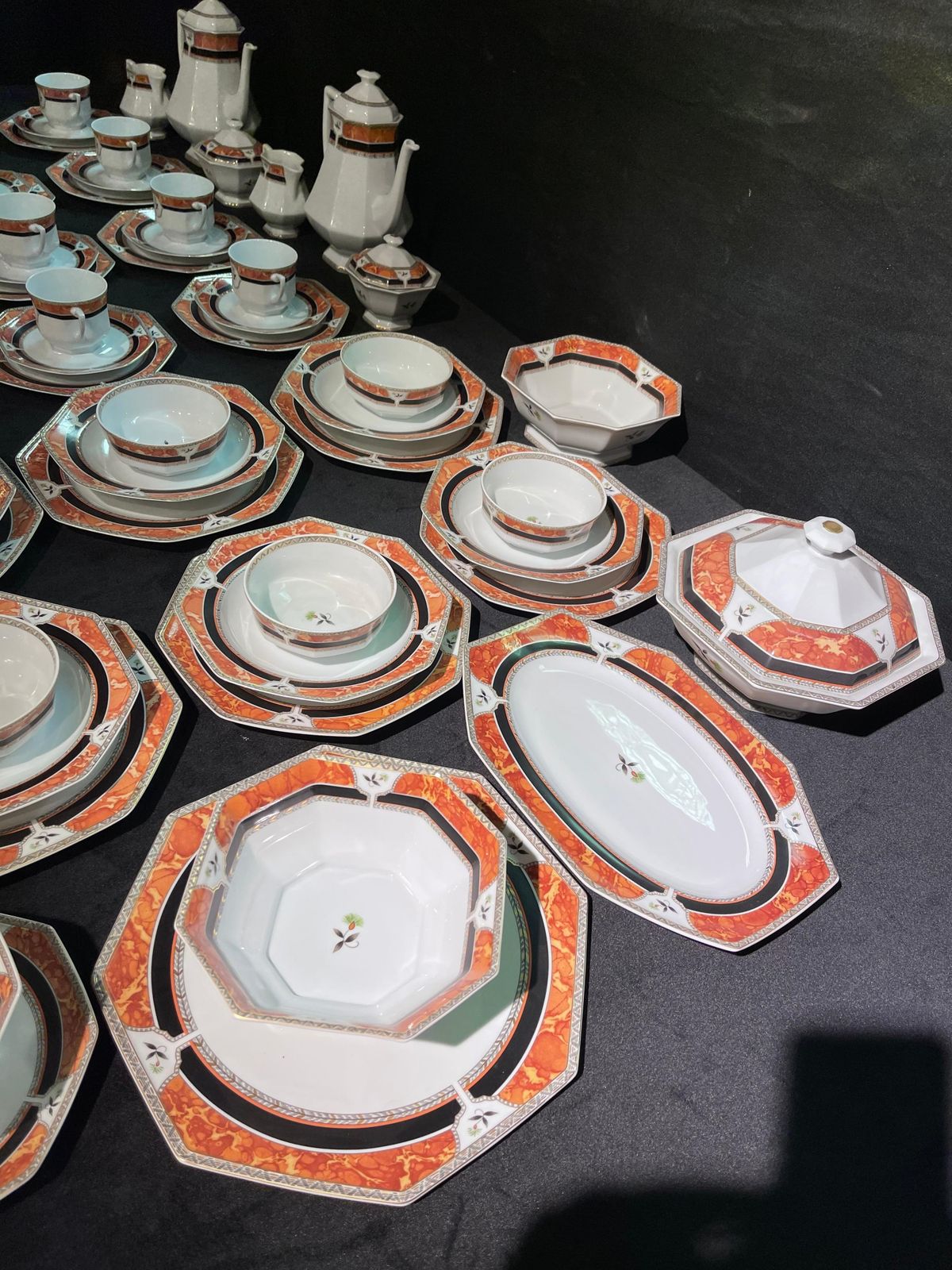 Royal Limoges Hardrien Porcelain Tea, Coffee And Dinner Service. photo vinterior