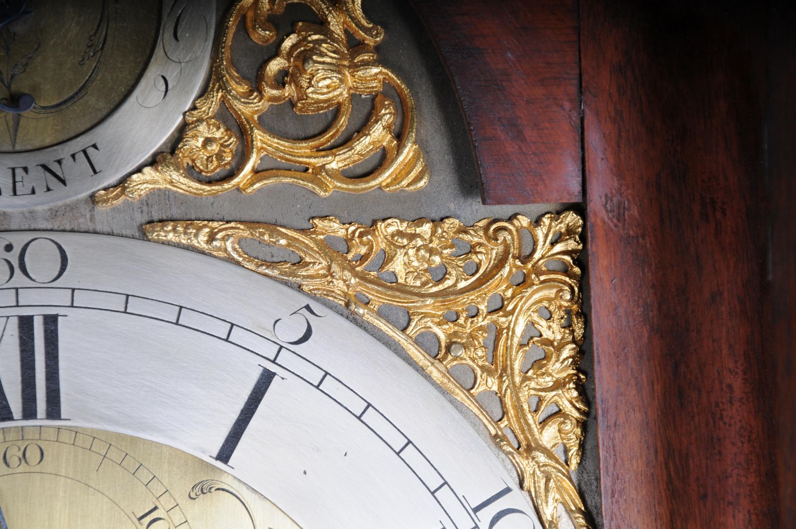 photo vintage Historic Antique English Grandfather Clock, Mahogany, 18th Century.