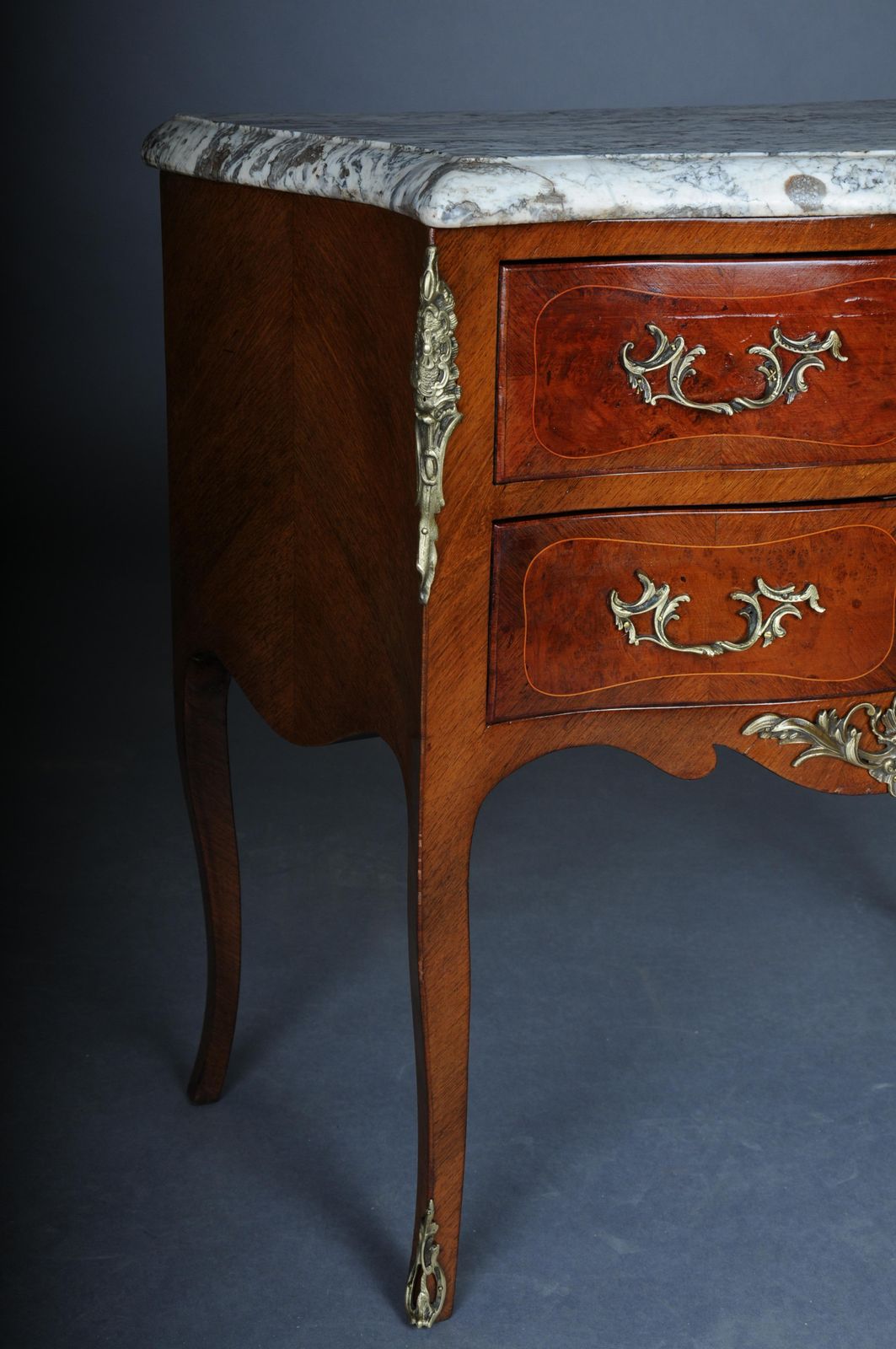 photo vintage Elegant Old Chest Of Drawers From The 20th Century, Louis XV, Paris