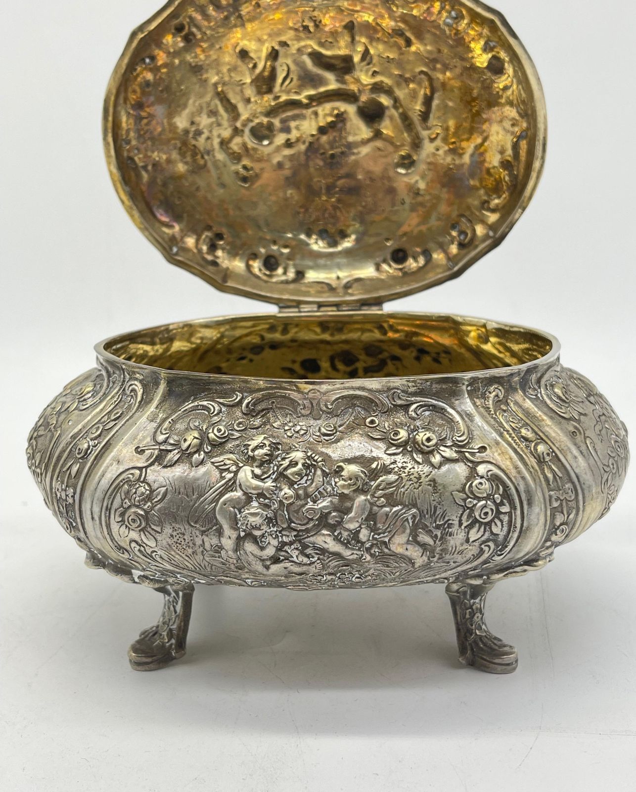photo furniture Exclusive Bonboniere / Sugar Lidded Box 800 Silver Germany Gilded, Flowers Putto