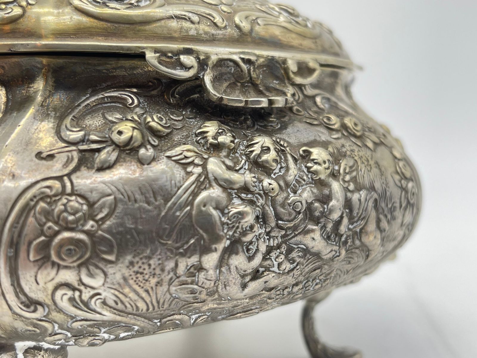 1134.0 Exclusive Bonboniere / Sugar Lidded Box 800 Silver Germany Gilded, Flowers Putto photo