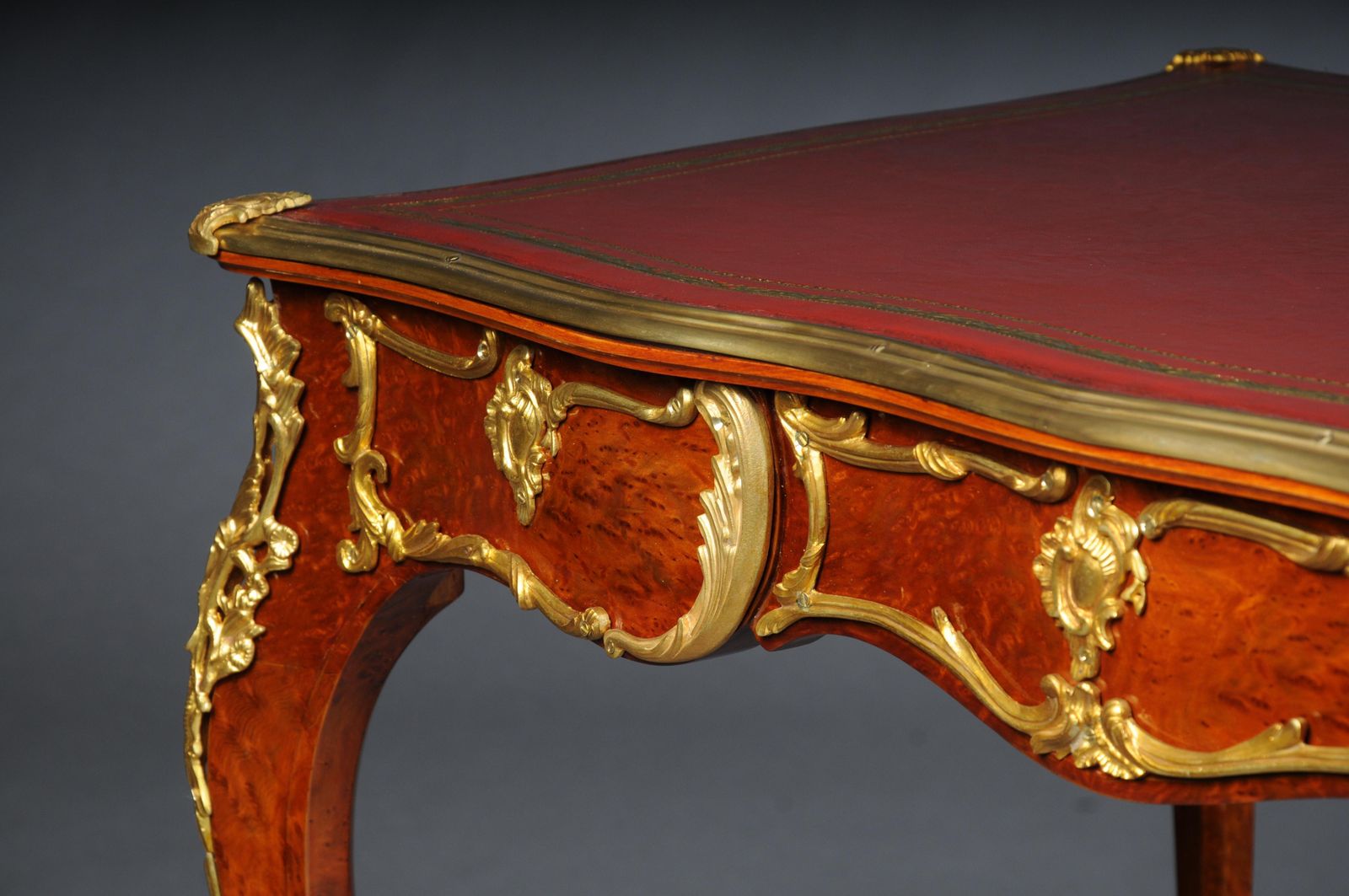 photo vinterior Elegant Veneered Bureau Plat / Desk In Louis XV Style