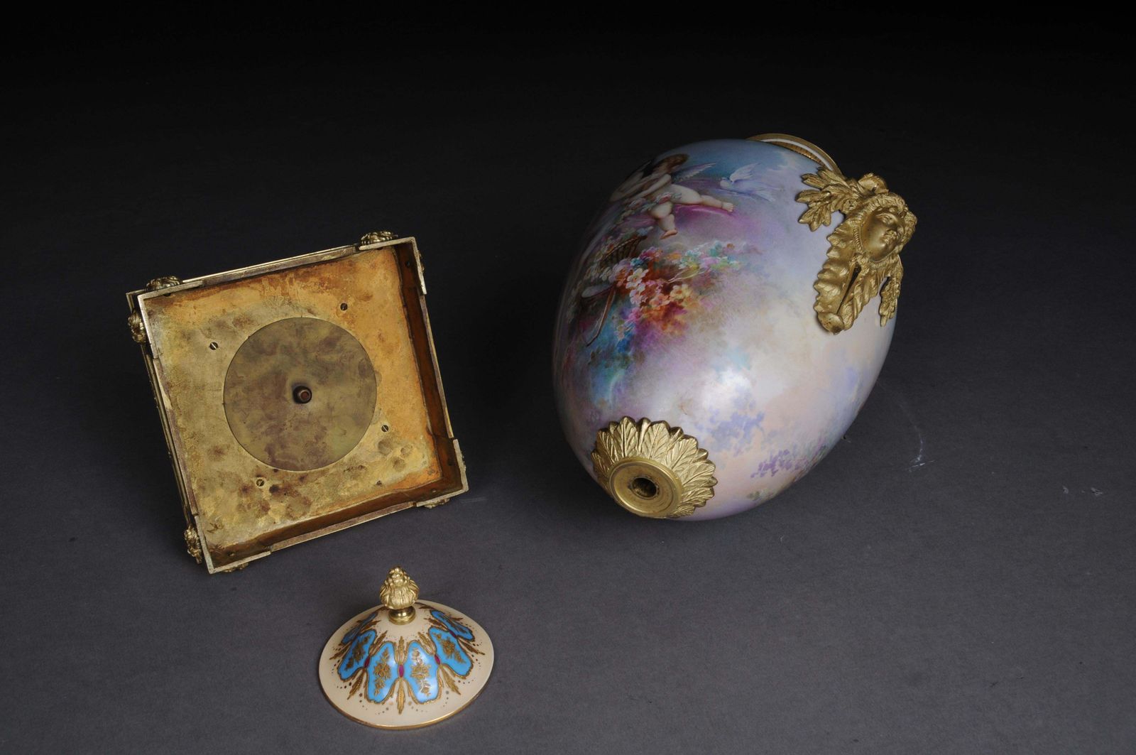 photo vintage 19th Century Monumental Sèvres Vase With Bronze Mounting