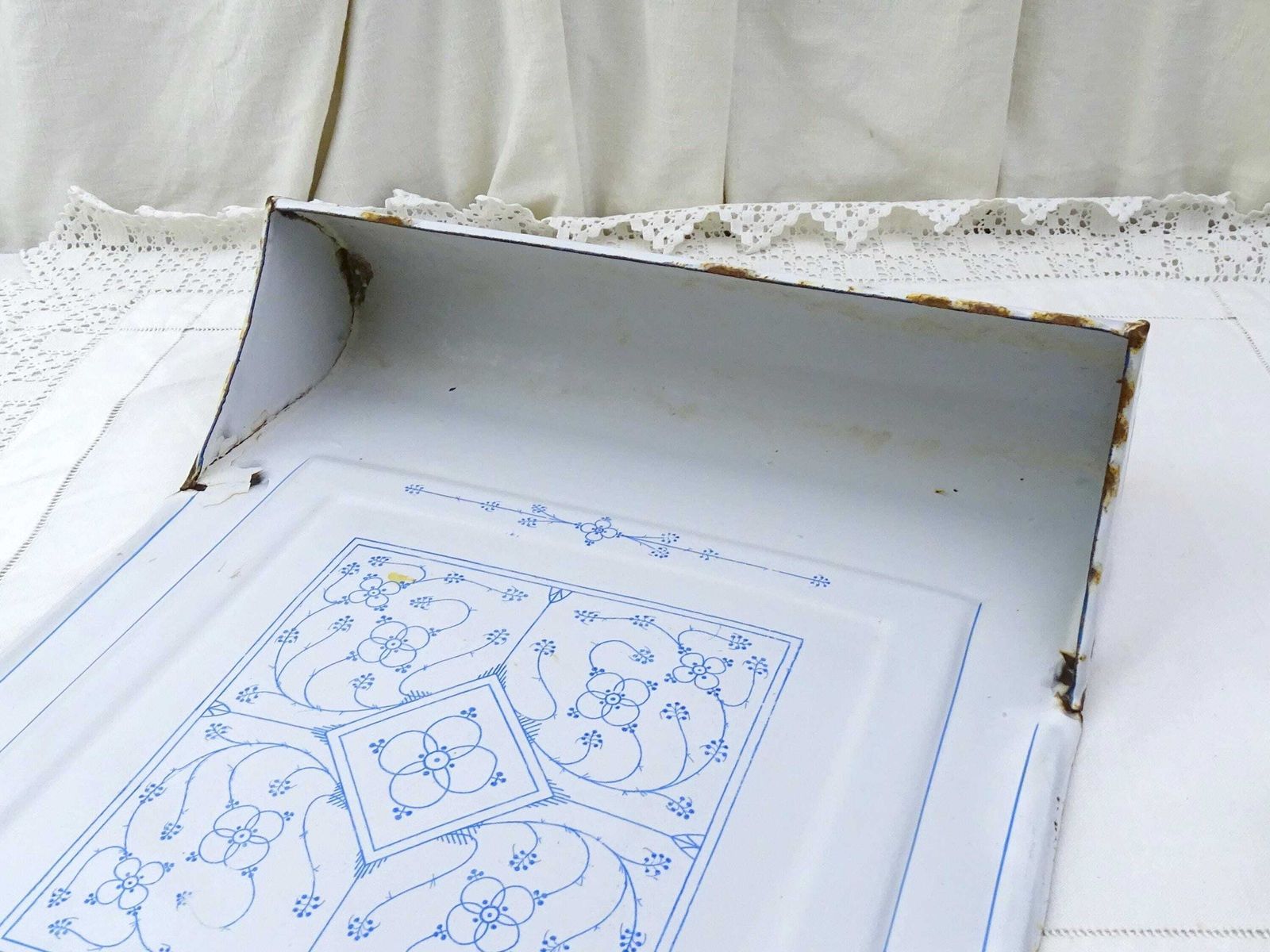 photo furniture Antiek Frans Wit Geëmailleerd Druipbakje Met Blauw Patroon En Zeef, Wandmontage – Decoratief Keukenitem Uit Frankrijk