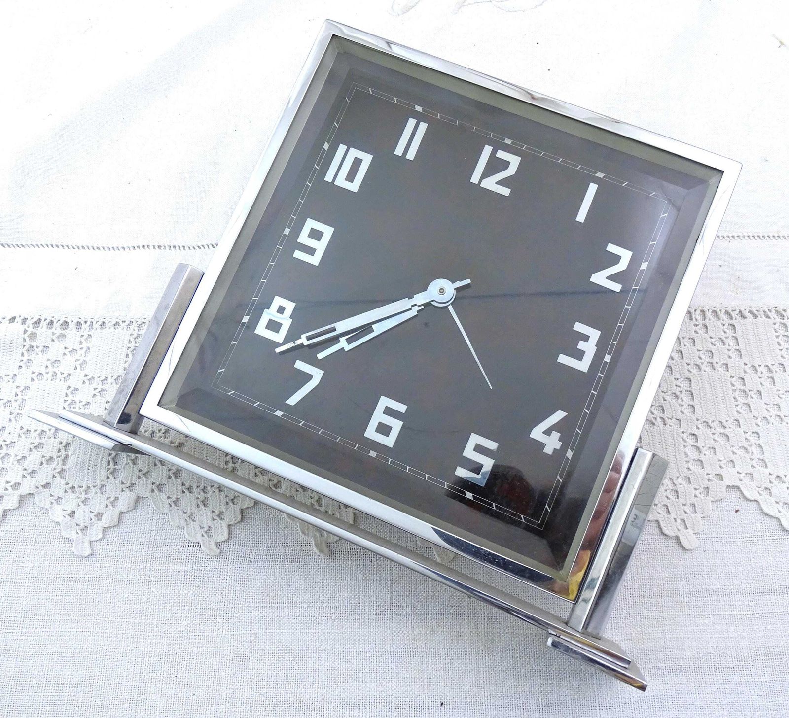 Grote Vierkante Antieke Franse Art Deco Klok Van Chroom Met Bakelieten Wijzerplaat – Werkend Uurwerk Maar Losse Wijzers – Retro Schoorsteenklok Ca. Jaren 1930 photo furniture