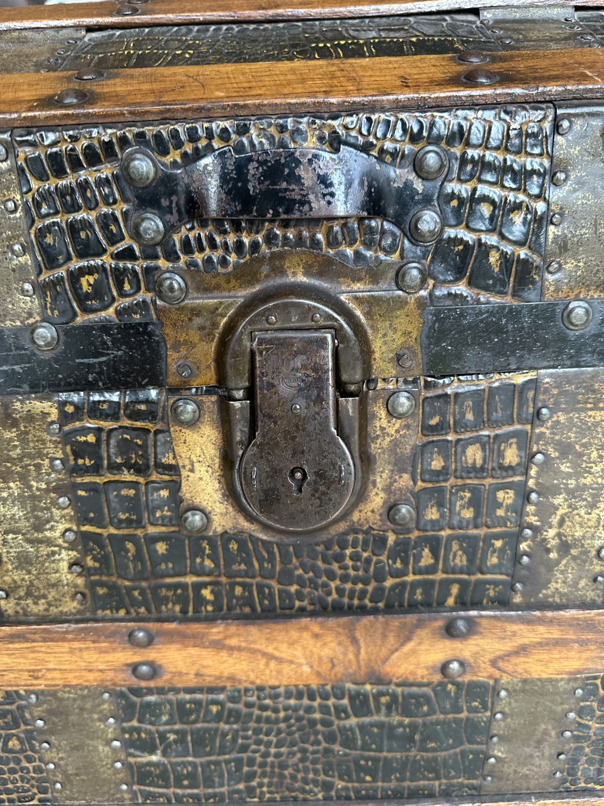 photo vinterior Victorian Steamer Trunk – Dome Top, Faux Crocodile Skin