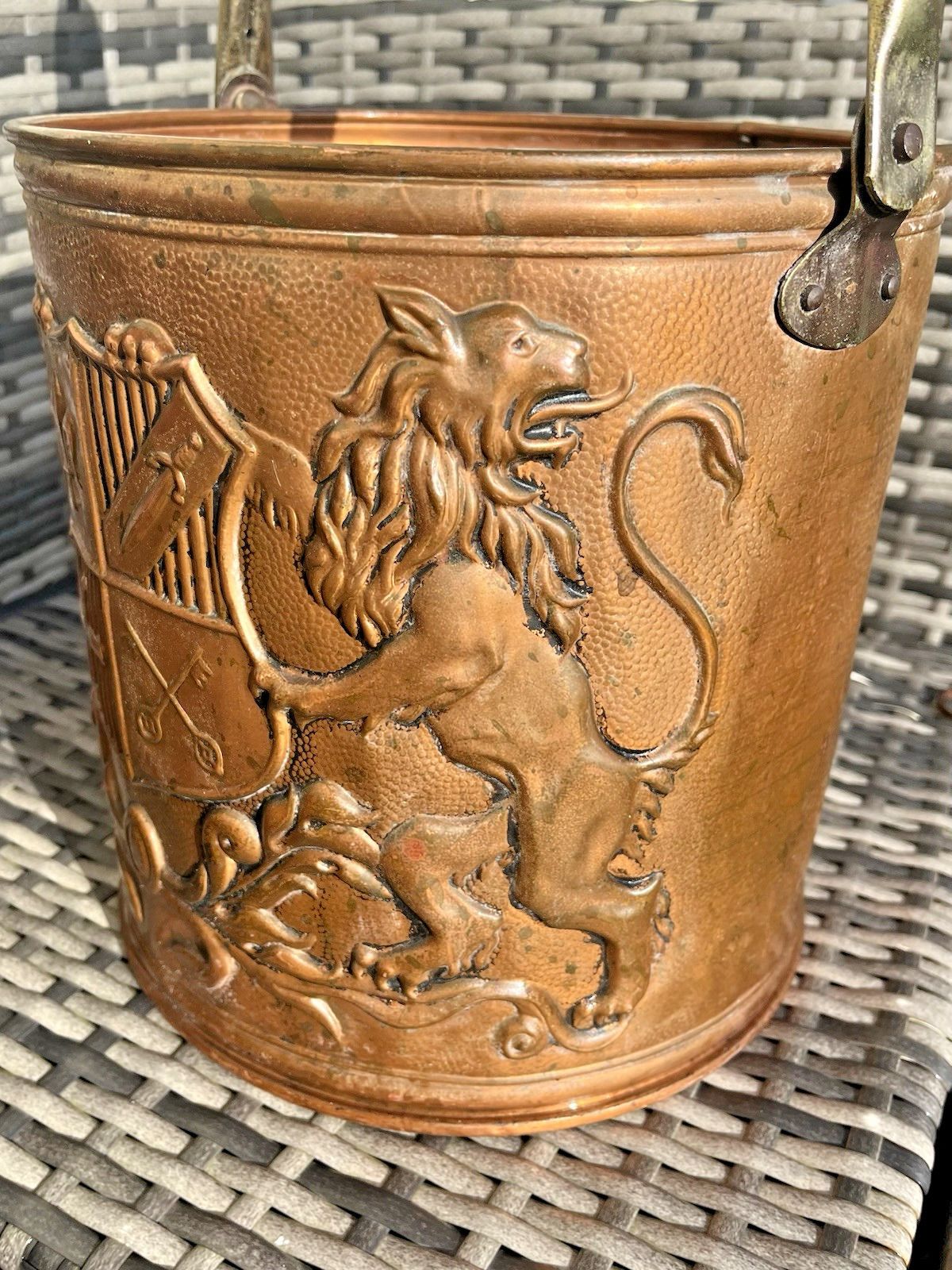 photo vintage Vintage Copper Coat Of Arms Heraldic Regal Lion Coal Bucket Scuttle Kindling Bin