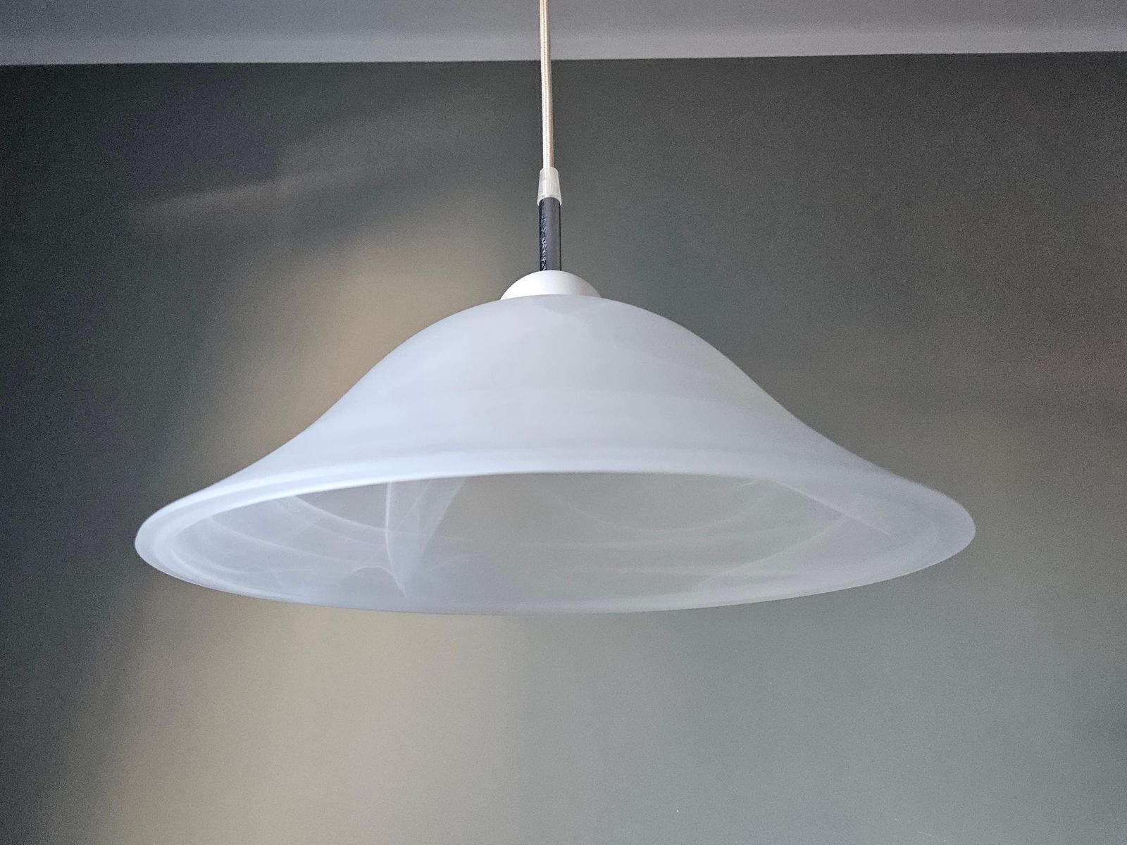 Vintage Murano Glazen Hanglamp, Mid-Century Plafondlamp, Hanglamp, Wit Paddenstoelvormig Murano Glas met Wervelmotief, Vintage Kroonluchter photo buy