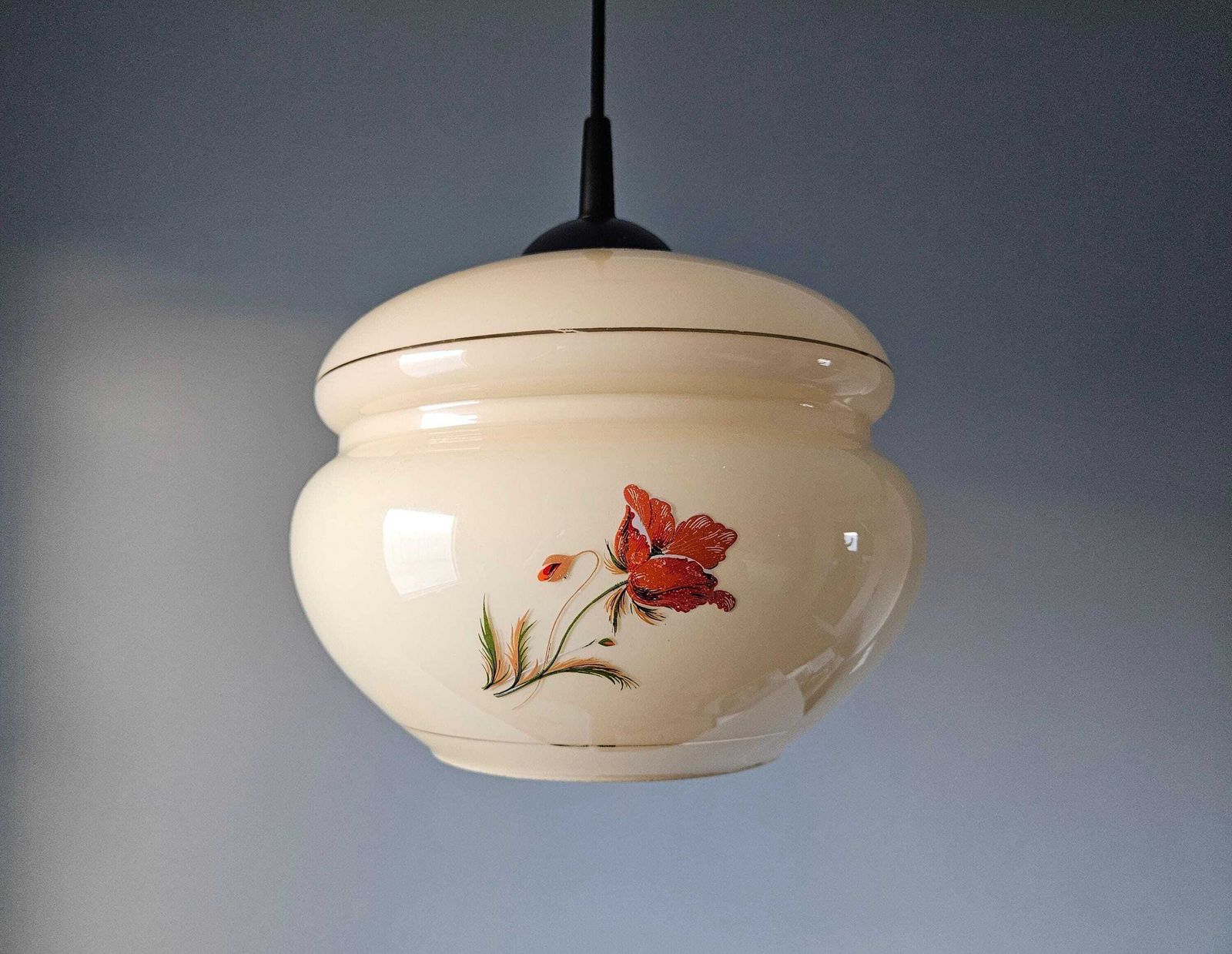 Vintage hanglamp, lichtgeel glazen plafondlamp, hanglamp, Joegoslavië jaren 70, Mid-Century Modern, klaproosbloemdessin photo furniture