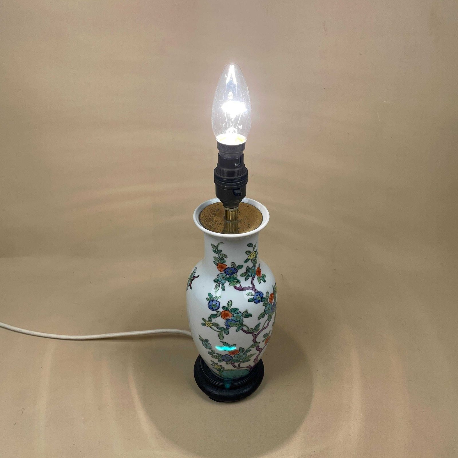 photo furniture Vintage Ceramic Lamp Light Bedside Table Hand Painted Floral Bird Design Pattern Wood Base Oriental Chinese Vase White Antique Brass