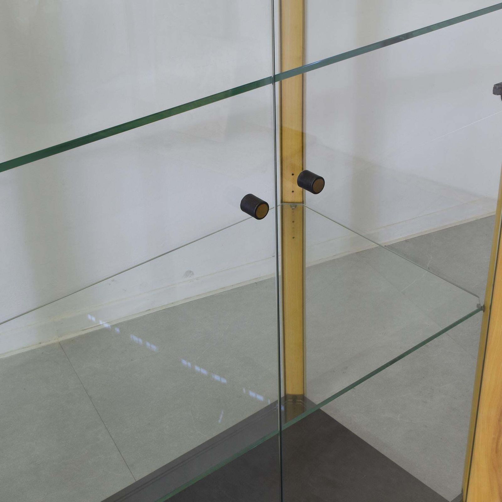 Angelo Mangiarotti Set Of Two Showcases De Nos 1970s. photo vinterior