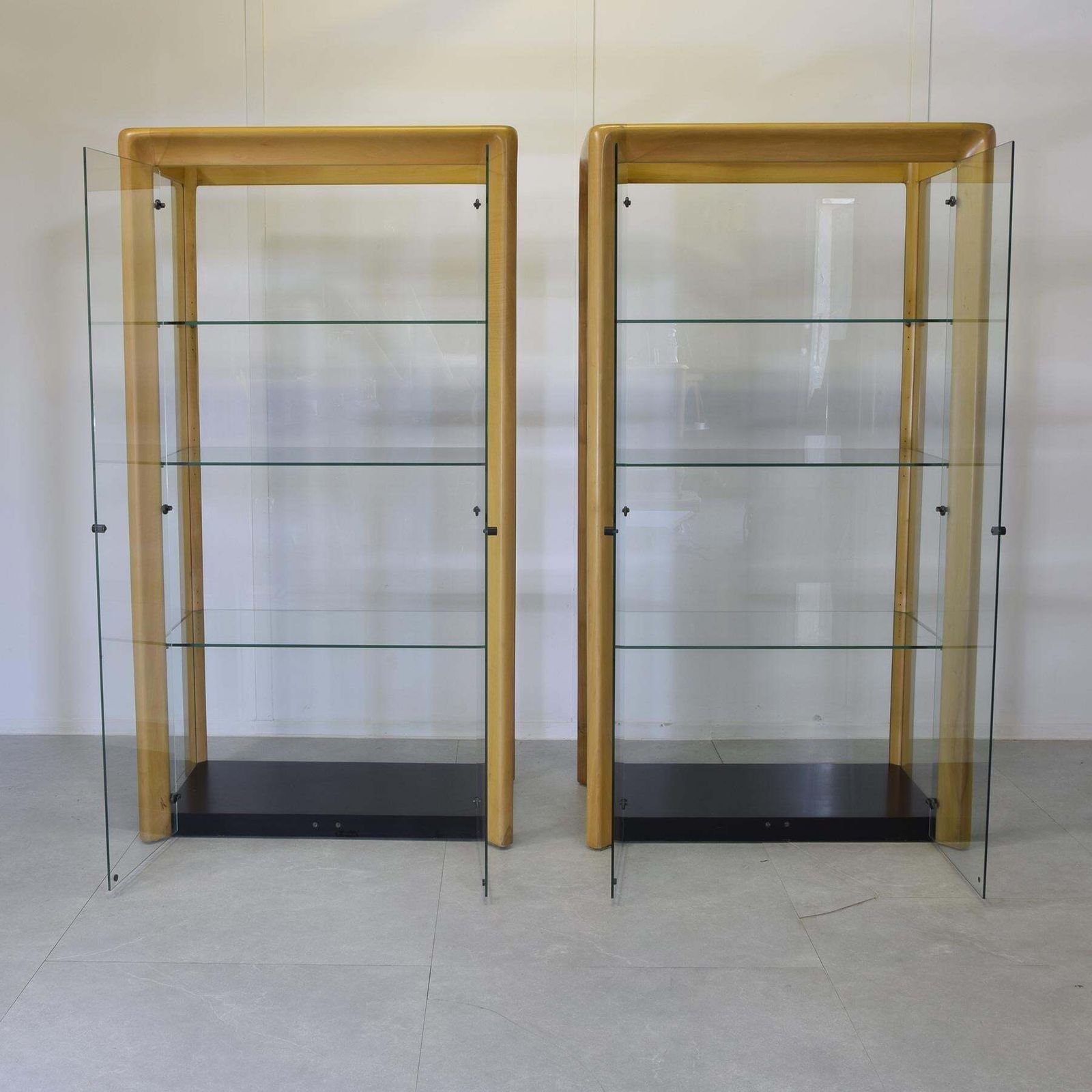 photo buy Angelo Mangiarotti Set Of Two Showcases De Nos 1970s.