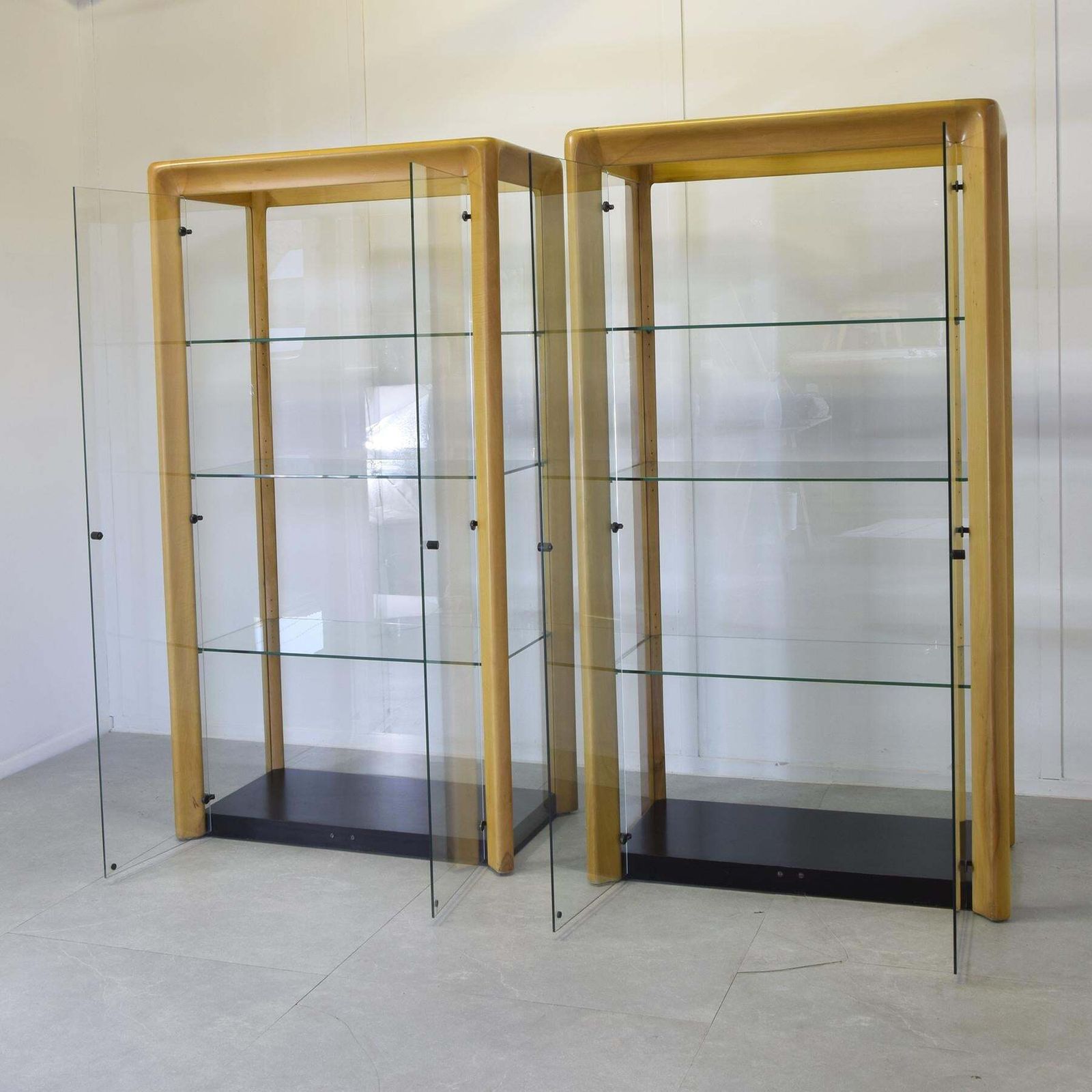 photo vintage Angelo Mangiarotti Set Of Two Showcases De Nos 1970s.