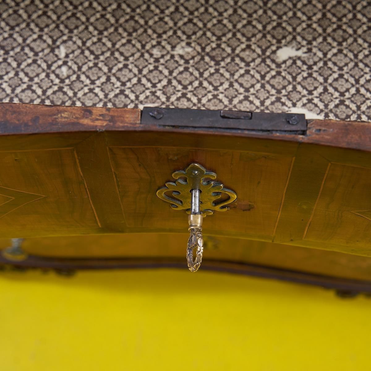 photo vinterior Antique Chest Of Drawers With Inlays