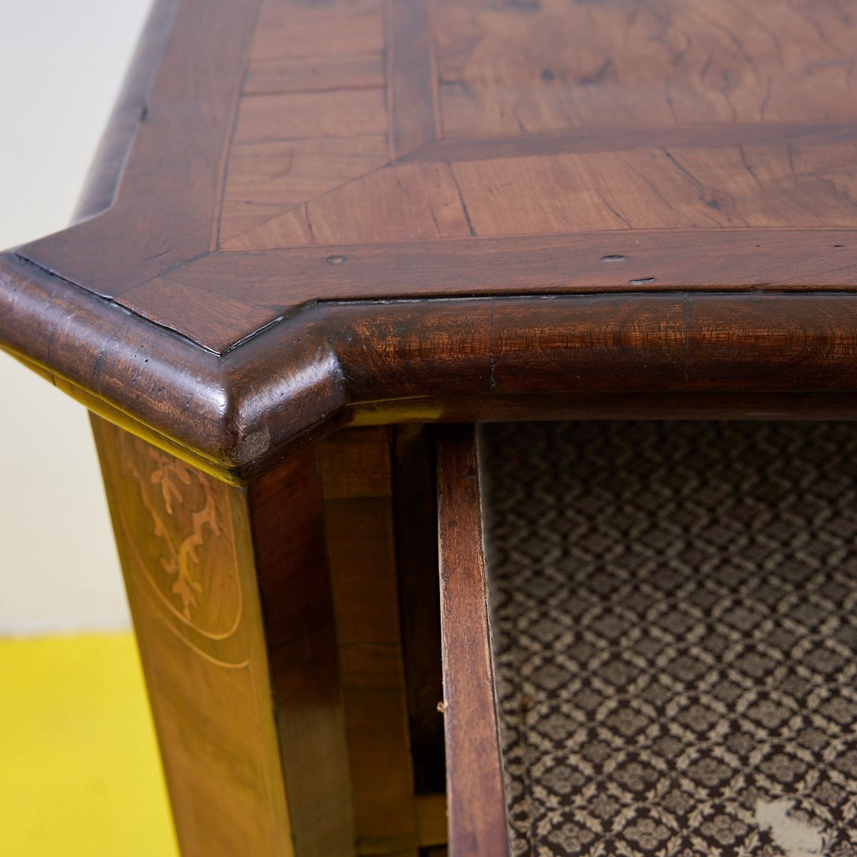 photo vintage Antique Chest Of Drawers With Inlays