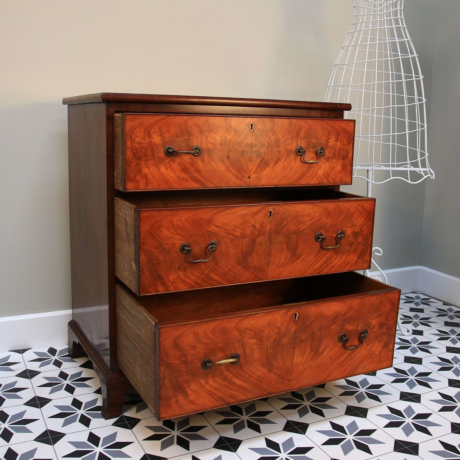 photo furniture Chest Of Draws Georgian Style Mahogany Chest Of Three Graduated Draws