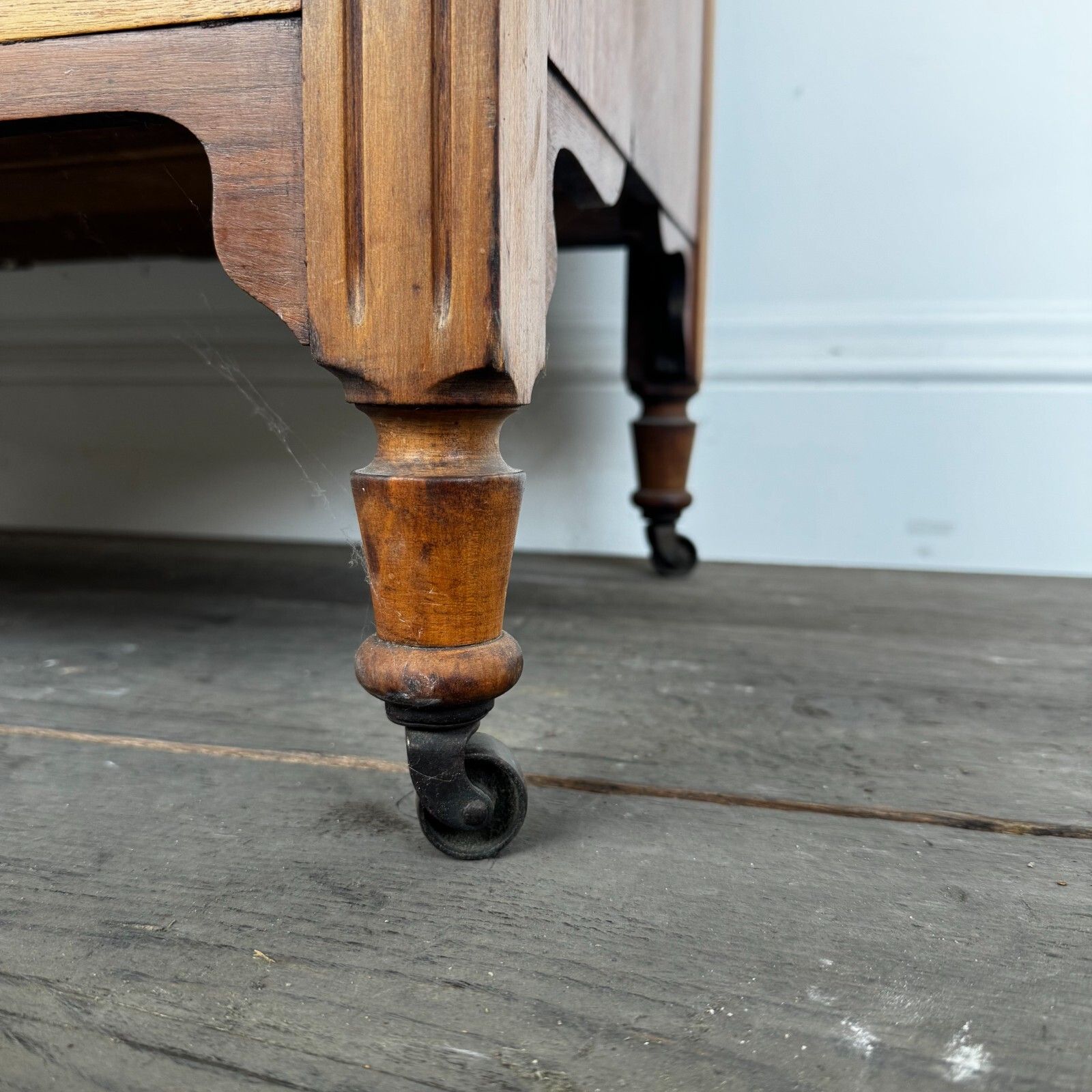 photo vinterior Early 20th Century Edwardian Mahogany Washstand – Elegant Antique Storage