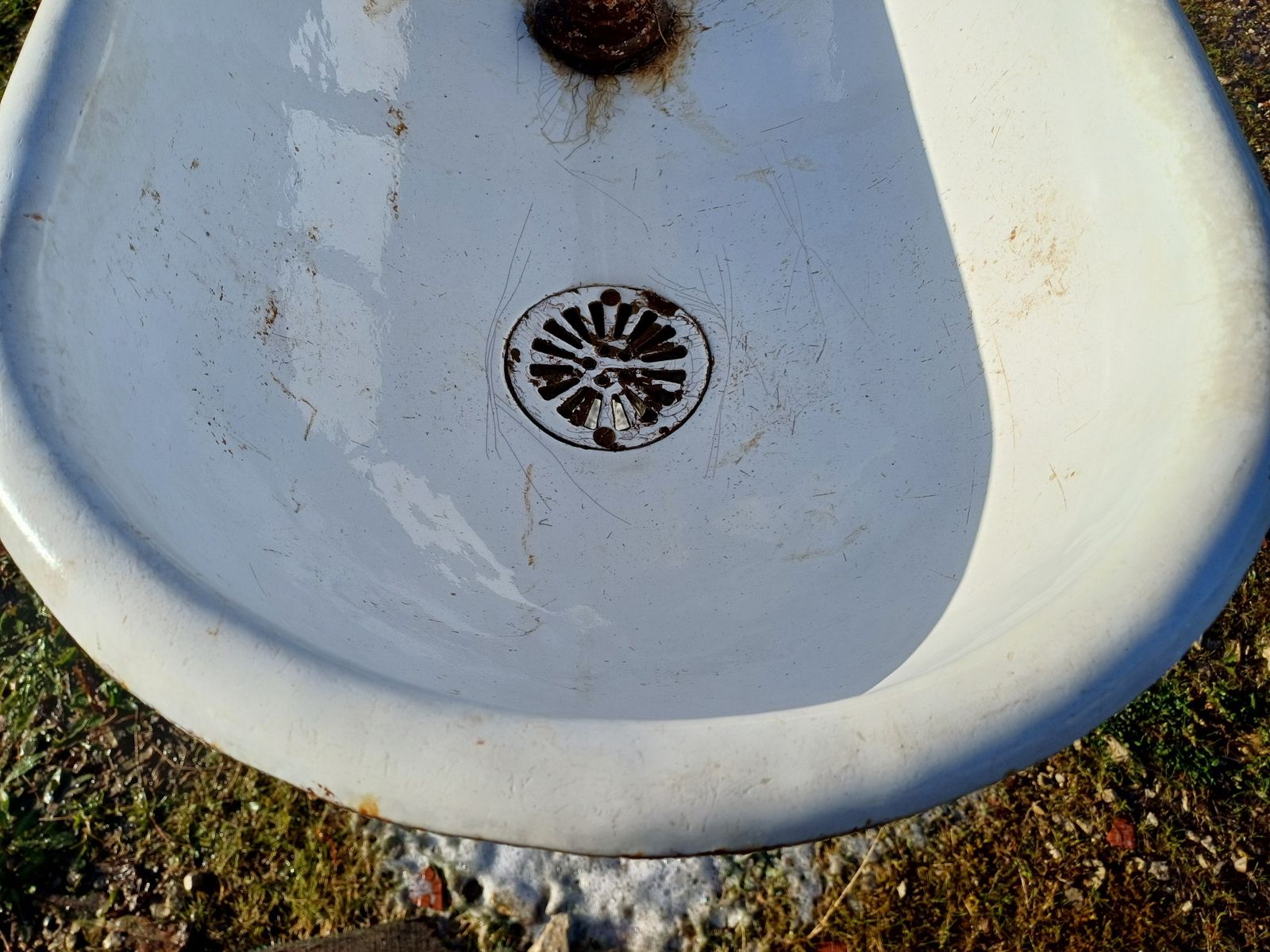 Old School Washbasin In Enameled Cast Iron photo vintage