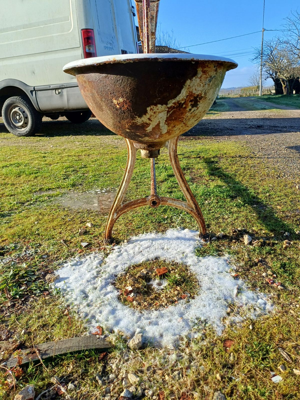 photo vinterior Old School Washbasin In Enameled Cast Iron