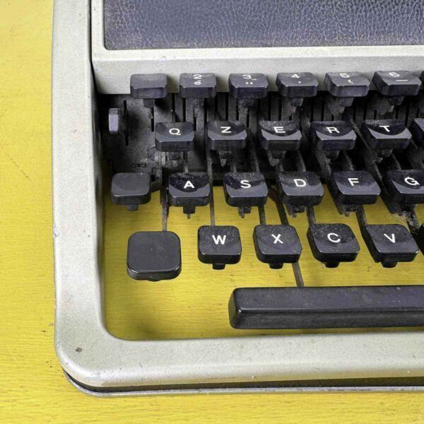 Vintage Olivetti Typemachine Letter Dl photo for sale