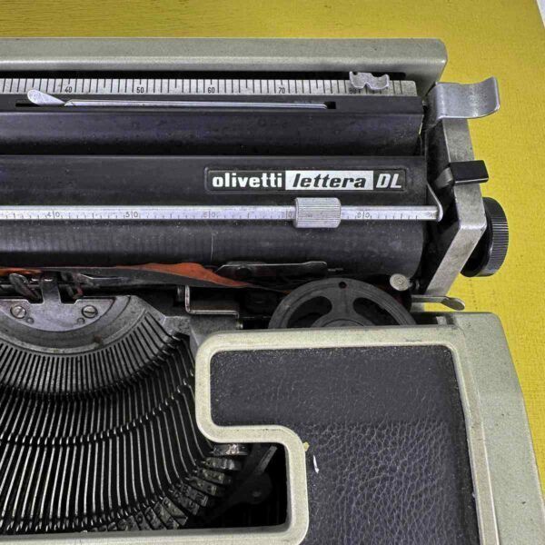 Vintage Olivetti Typemachine Letter Dl photo 103.0