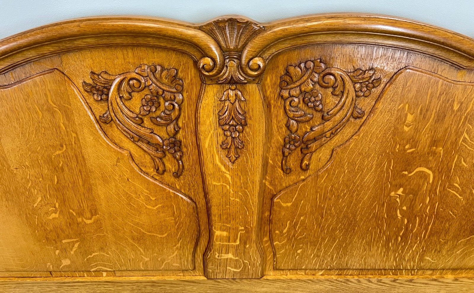photo furniture Antique French Louis XV Carved Double Bed Frame Vintage – Lot 3662