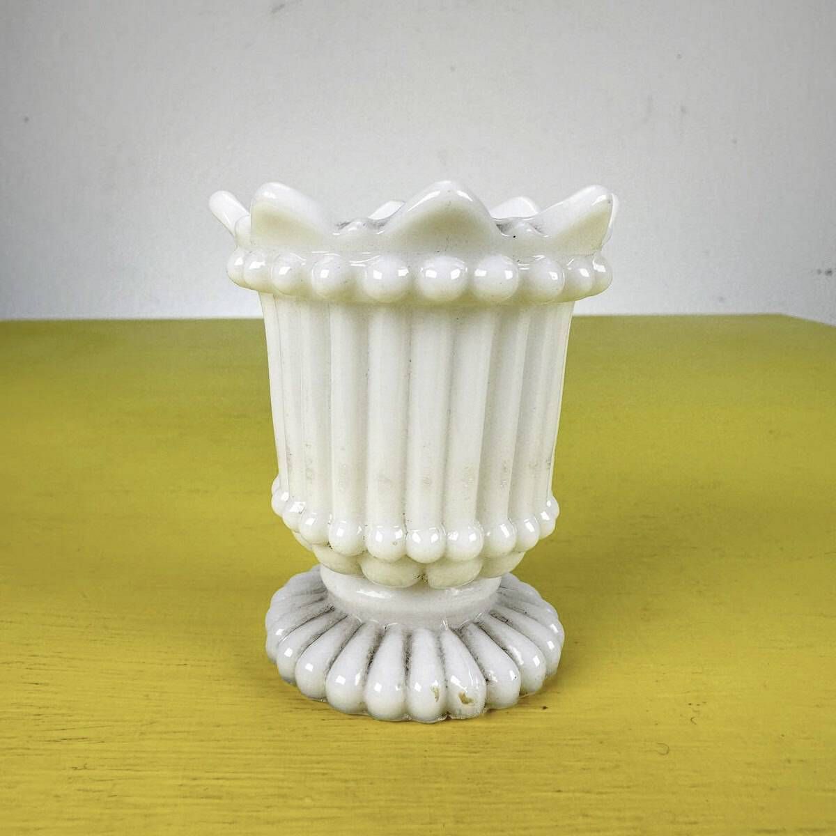 Vintage Eierdopje Van Opaalkleurig Glas