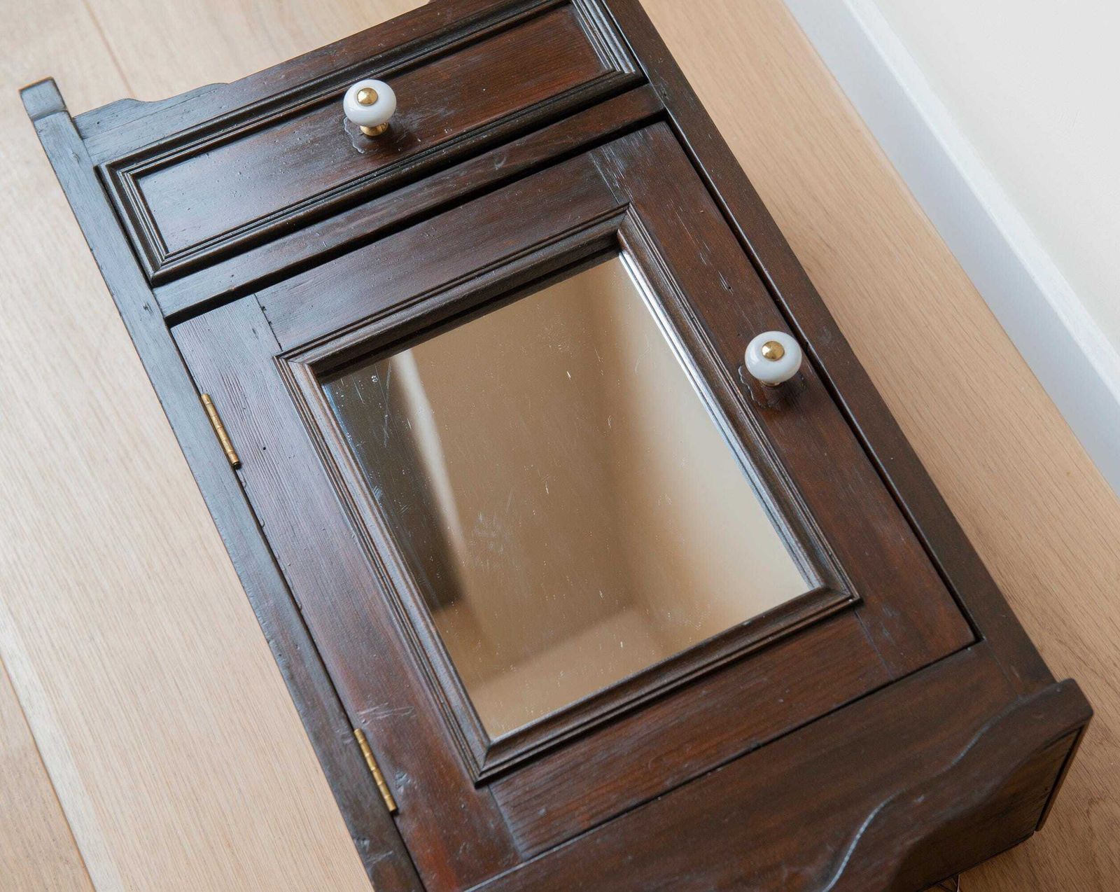 photo for sale Armoire à pharmacie avec miroir, armoire de salle de bains d'époque, coffret à médicaments laqué, meuble de rangement en bois brun foncé