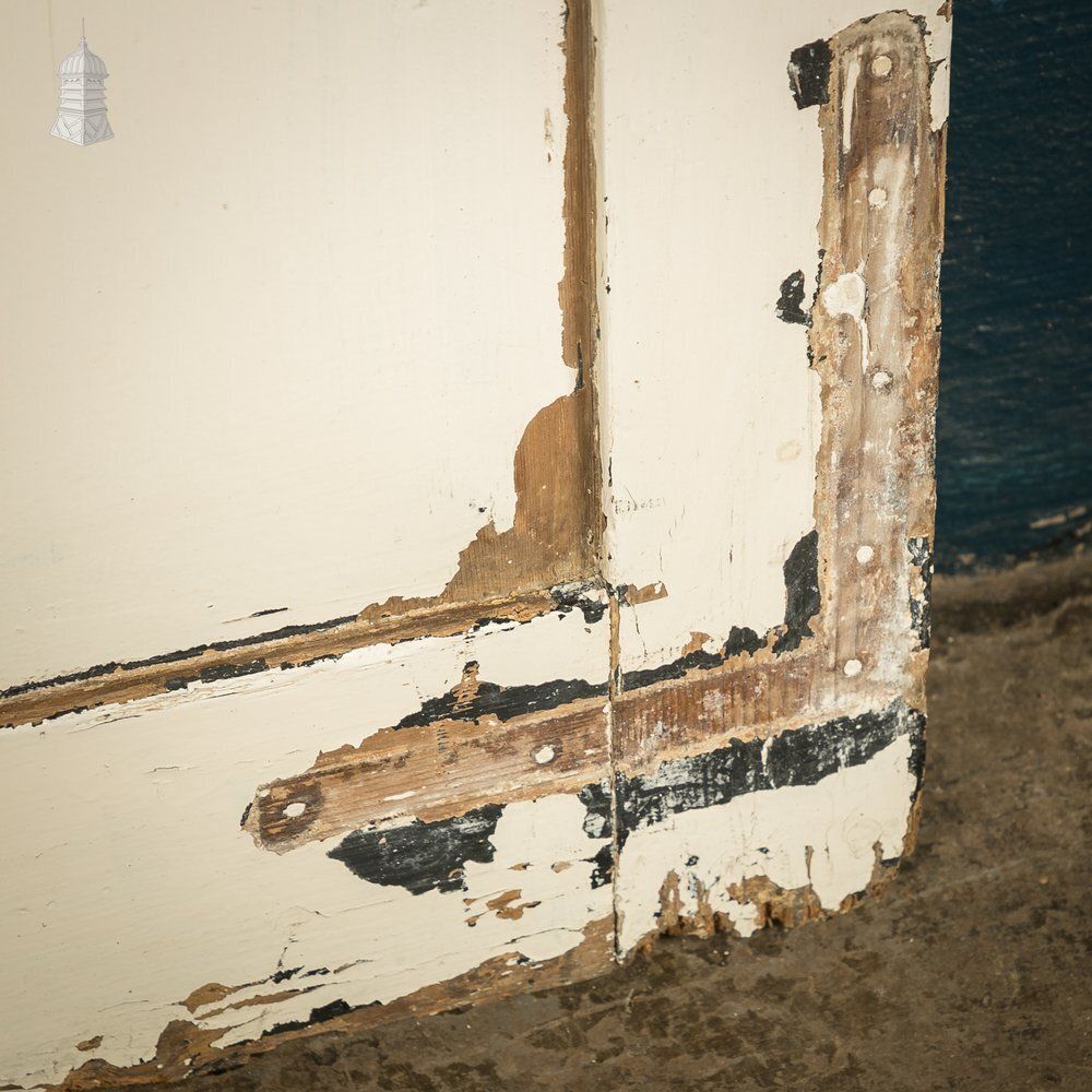 photo vintage Reclaimed 4 Panel Door – Distressed White & Black Paint, Suffolk Latch.