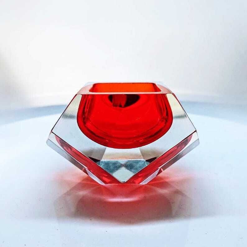 1960s Stunning Red Ashtray Or Catch All In Murano Glass By Flavio Poli For Seguso. photo vinterior