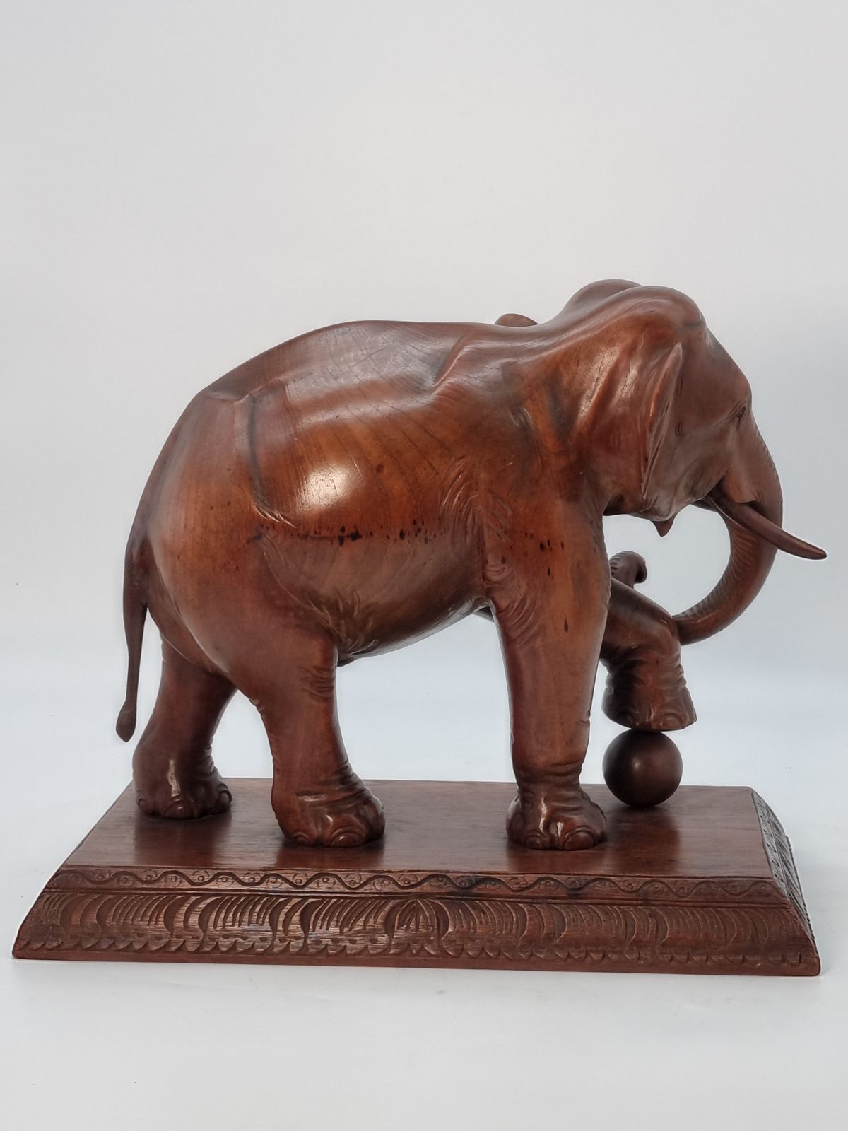 photo vinterior A Large Pair Of Indian Raj Period Performing Elephants Carved In Solid Teak Circa 1880