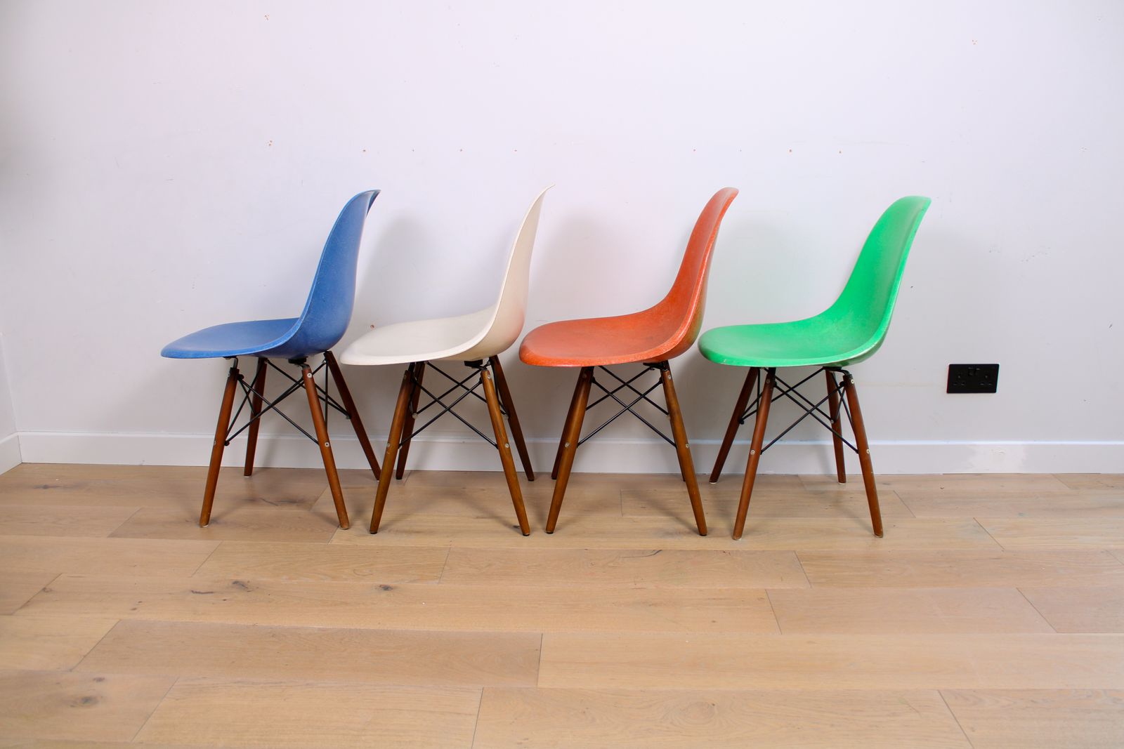 photo vintage A Mixed (Harlequin) Set Of 8 Original Herman Miller Fiberglass Eames Dsw Chairs
