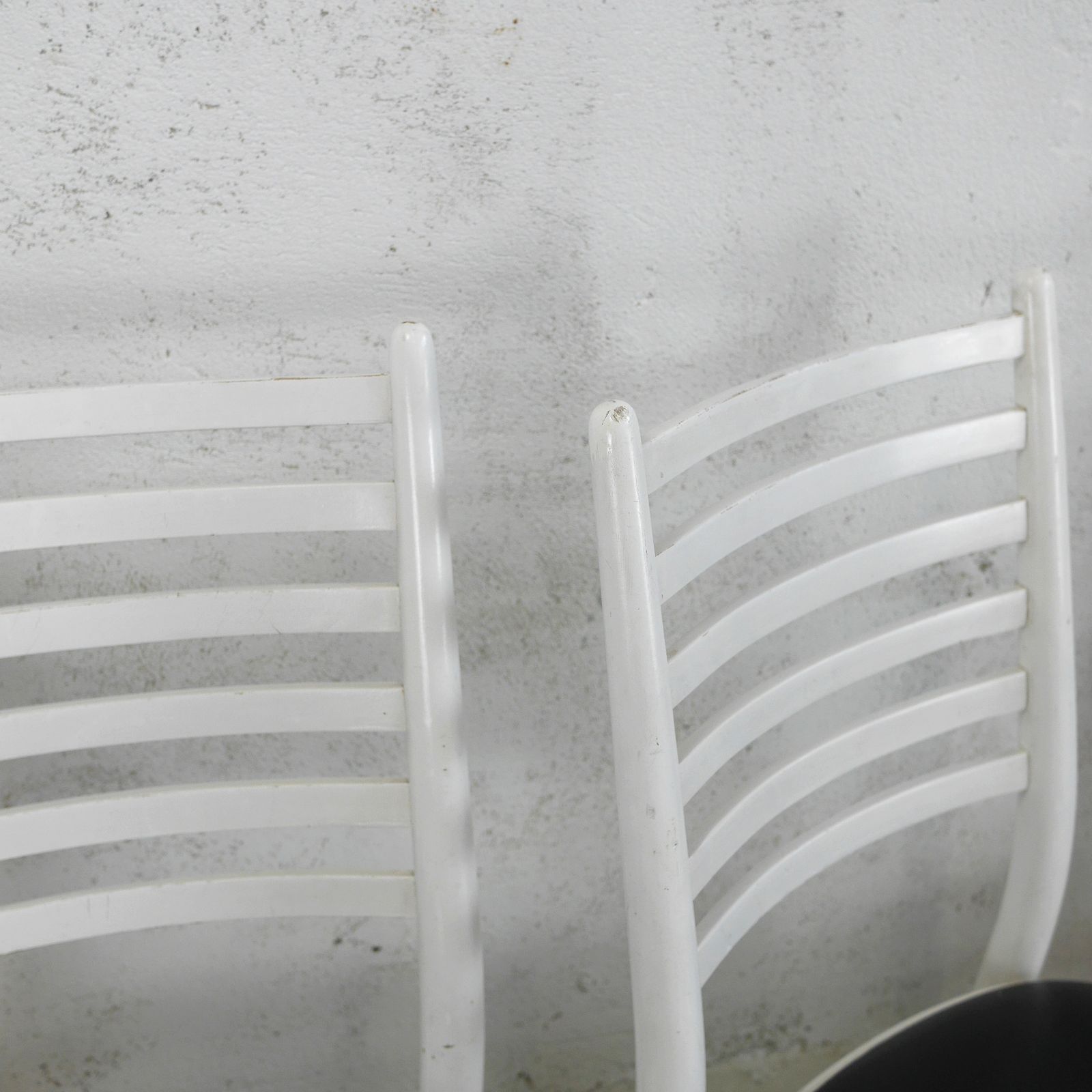 photo furniture Set 4 Mid Century White  Ladder Back Bentwood Dining Chairs With Faux Black Leather Seats