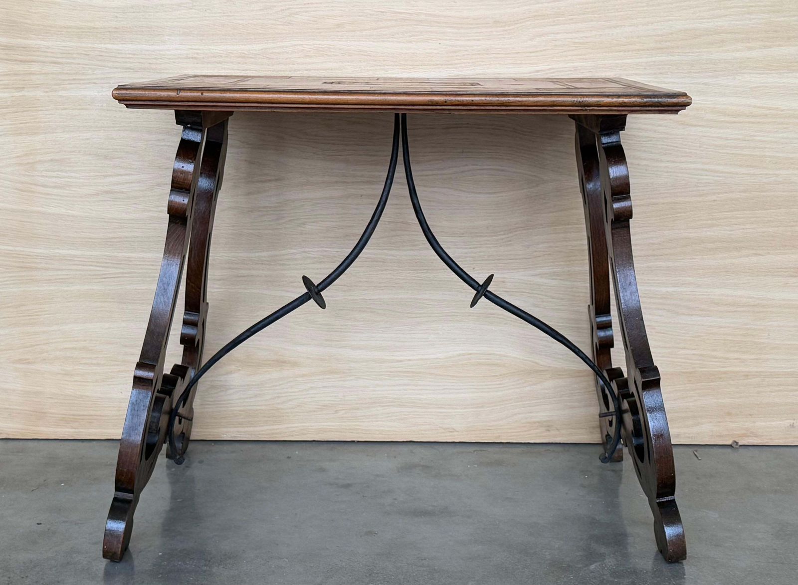 Table d'appoint baroque espagnole, pieds en lyre et plateau en marqueterie, 1850 photo for sale