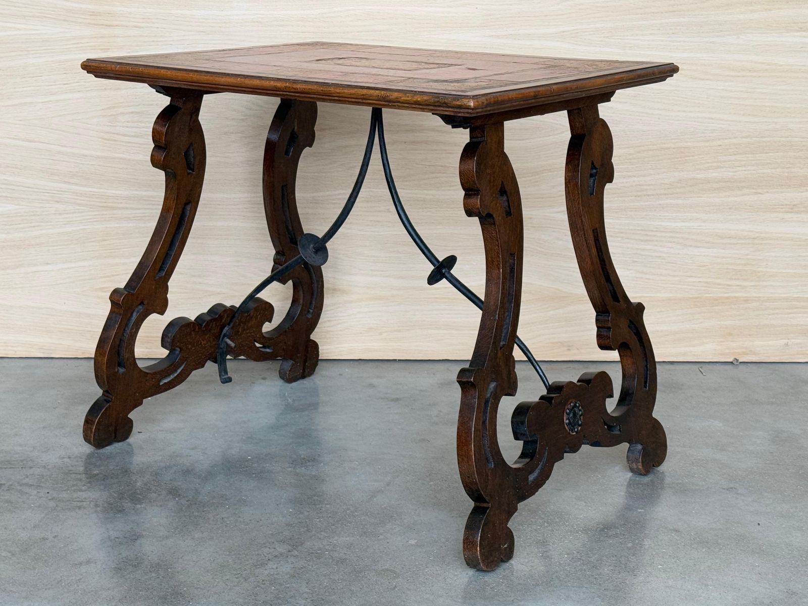 photo furniture Table d'appoint baroque espagnole, pieds en lyre et plateau en marqueterie, 1850