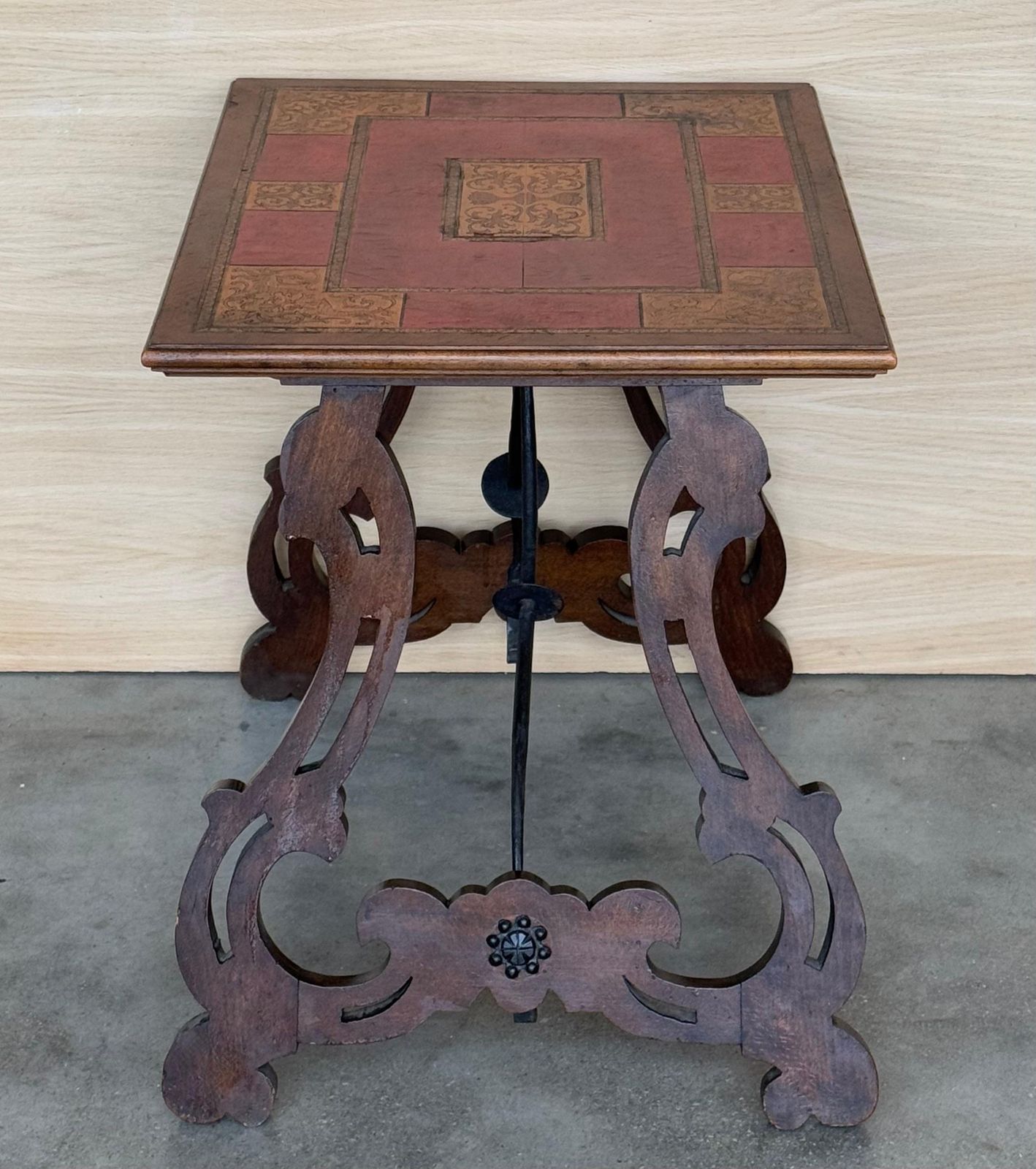 Mobilier Table d'appoint baroque espagnole, pieds en lyre et plateau en marqueterie, 1850 photo