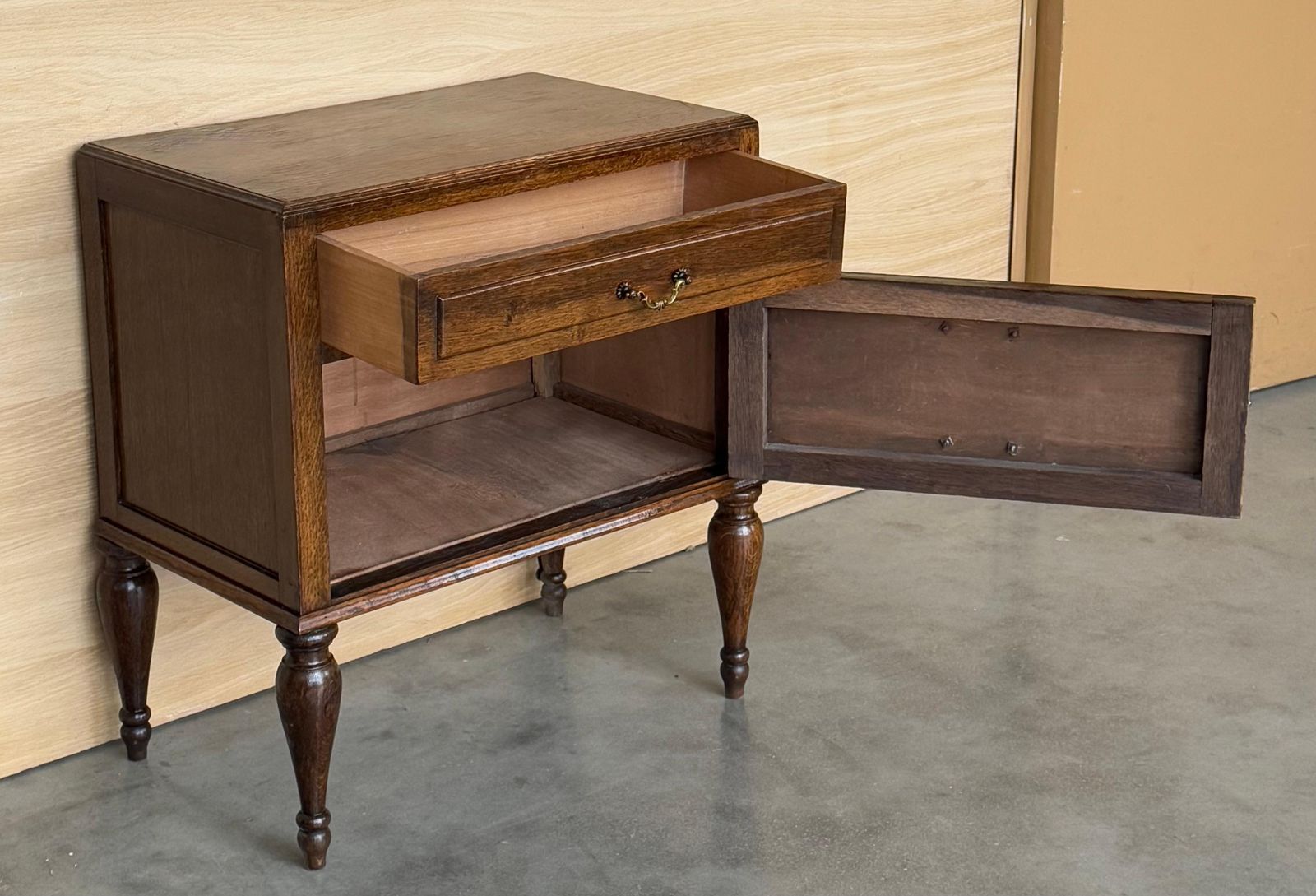 photo for sale Table d'appoint mid-century française en noyer, un tiroir et porte dissimulée, années 1950