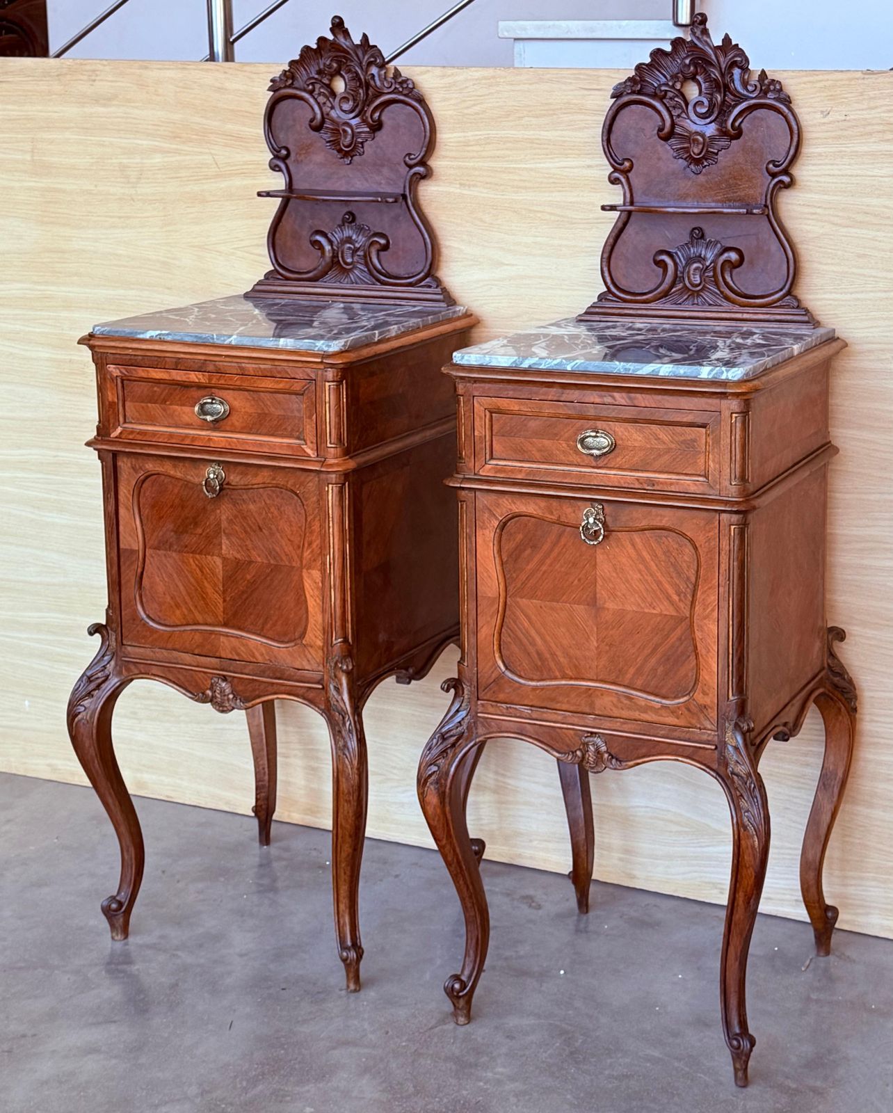 Tables de chevet françaises d'époque en acajou, plateau en marbre et fronton, 1900 photo for sale
