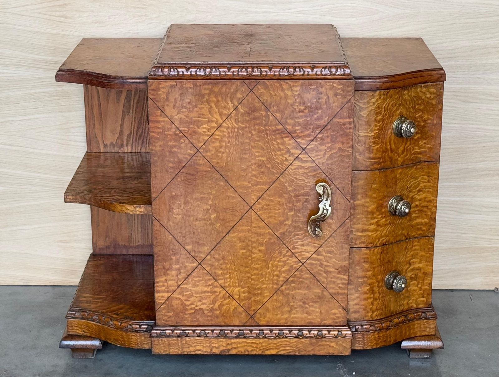 Paire de cabinets de chevet Art déco en loupe de noyer massif photo for sale