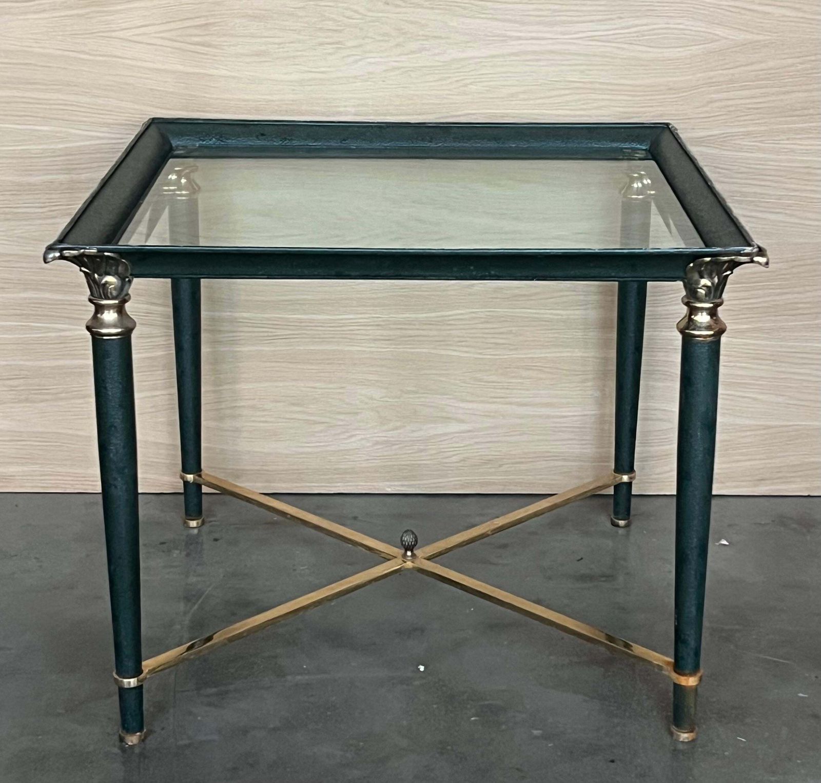 Ensemble de tables basses en fer vert, détails en bronze et laiton photo Mobilier