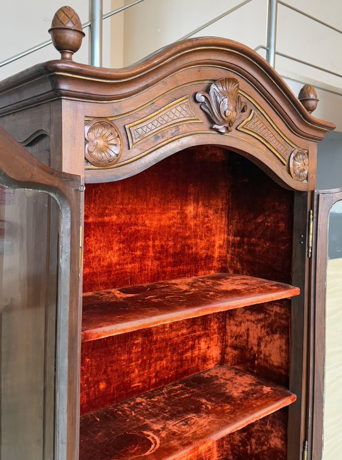 Vitrine de style campagne française en noyer, XIXe siècle photo vinterior