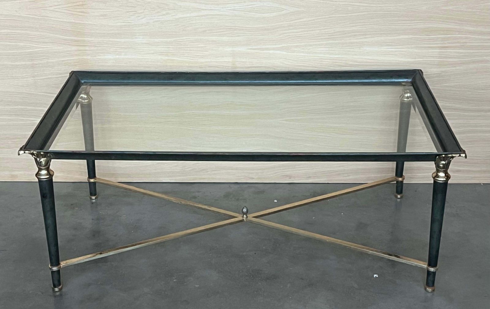 Mobilier Ensemble de tables basses en fer vert, détails en bronze et laiton photo
