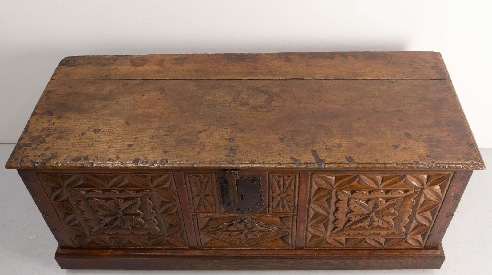 photo vinterior 18th Century Chest Or Coffer Carved Oak, End Of Bed French Provincial