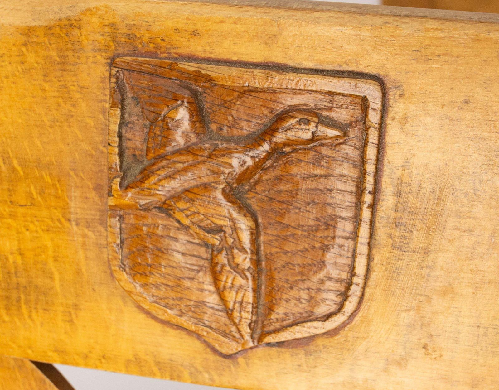 photo vinterior Set Of Four Massive Oak Chairs With Hunting Crests France, Mid 20th Century
