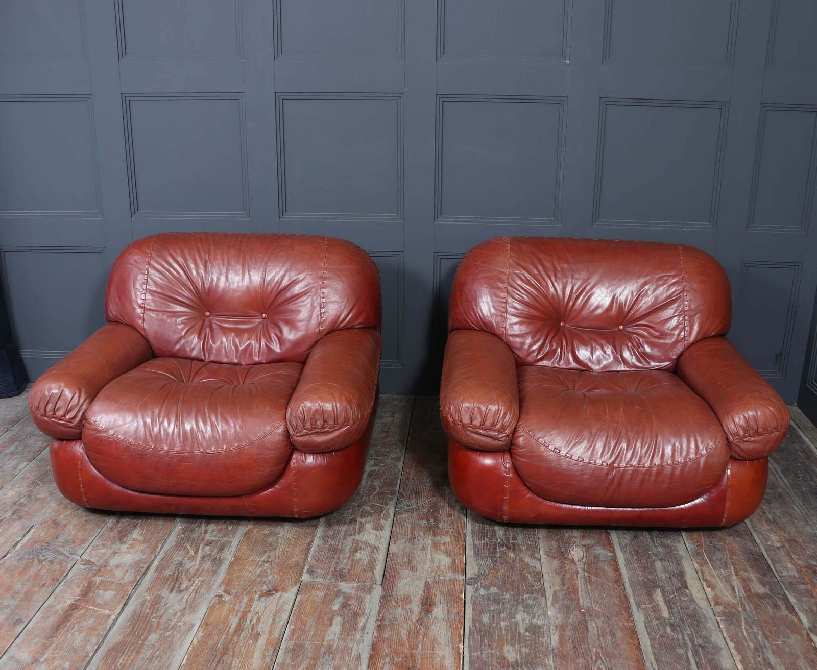Pair Of Lounge Chairs In Leather By Sapporo For Mobil Girgi, Italy 1970 photo Furniture