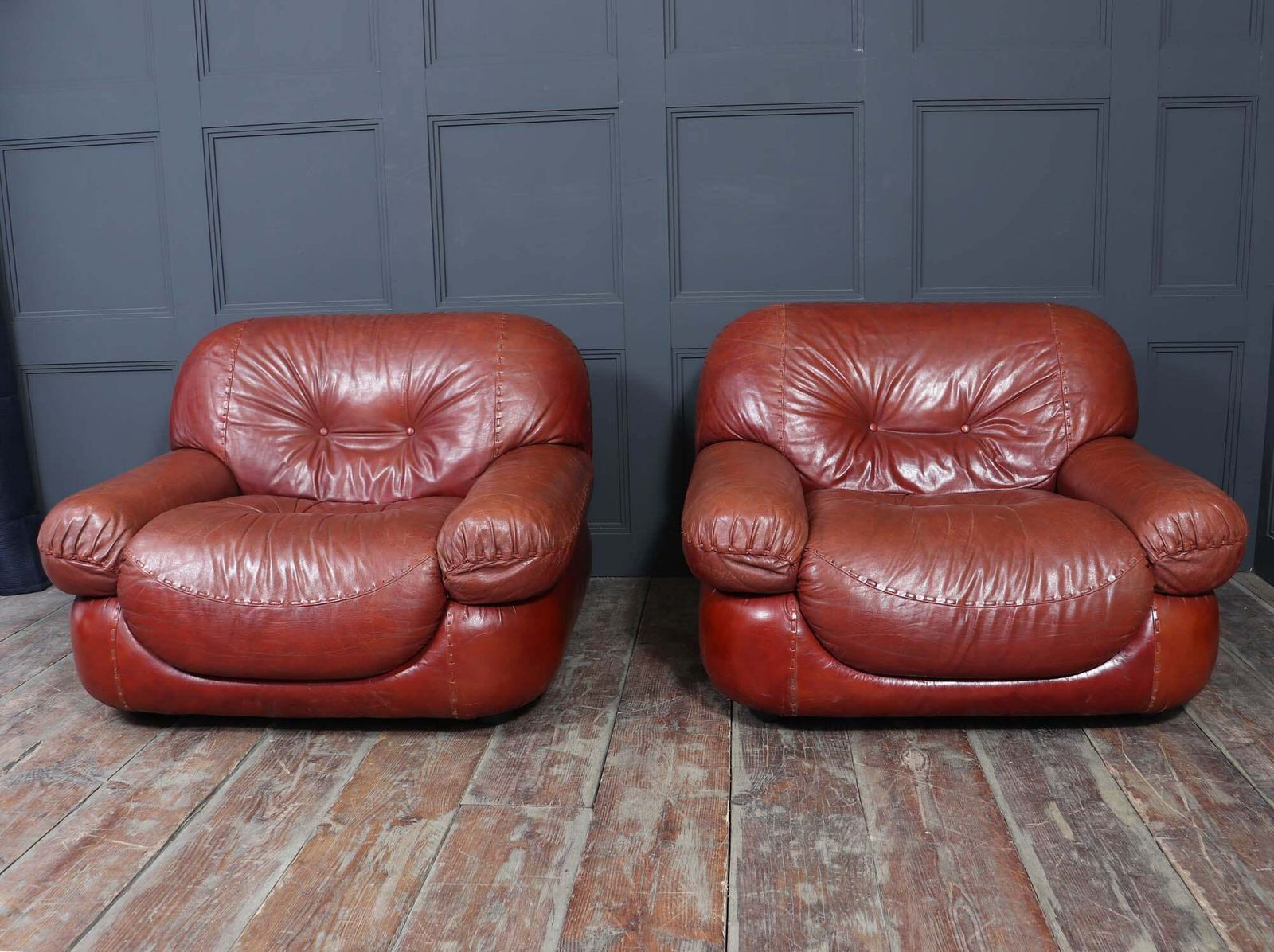 Pair Of Lounge Chairs In Leather By Sapporo For Mobil Girgi, Italy 1970 photo 3250.0