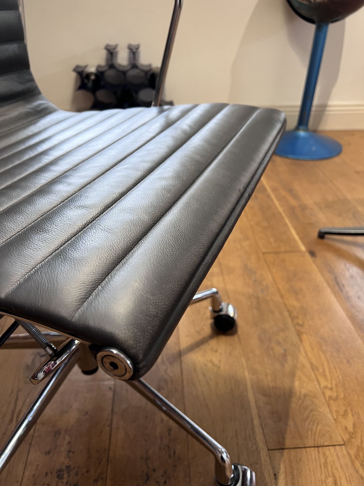 photo vinterior Vintage Eames Icf Ea119 Grey Leather Swivel Chrome Office Chair (2 Available)