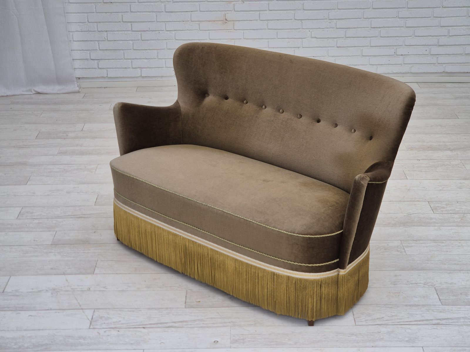 photo vinterior 1960s, Danish 2 Seater Sofa, Green Furniture Velour, Original Condition.