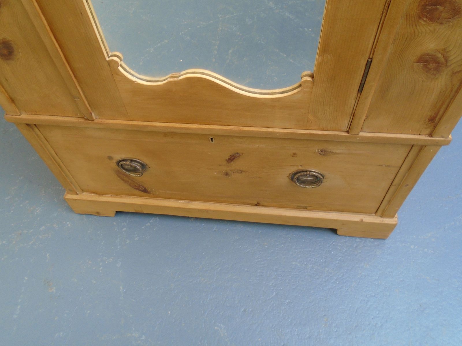 photo vinterior A Waxed Pretty Victorian Pine 1 Piece Child's / Hall Wardrobe