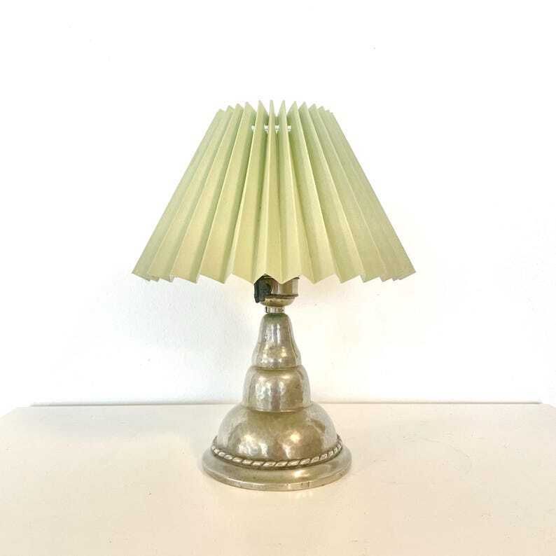 Deens art deco tafellampje in gehamerd tin met organische vorm, decoratie en groene vintage stoffen geplooide kap — ontwerp van Hags, Denemarken photo Verlichting
